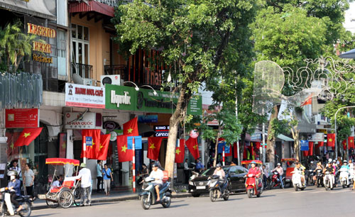 Hà Nội tưng bừng cờ hoa trong những ngày tháng 5 lịch sử. Ảnh: Bá Hoạt